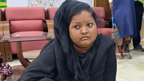ফ্যামিলি কার্ডের নামে ৯৮ হাজার টাকা, আরও ৪ হাজার নিতে এসে ধরা