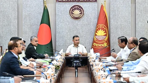যানজট নিরসনে বৃত্তাকার সড়ক নির্মাণকাজে গতি বাড়ানোর নির্দেশ প্রধানমন্ত্রীর