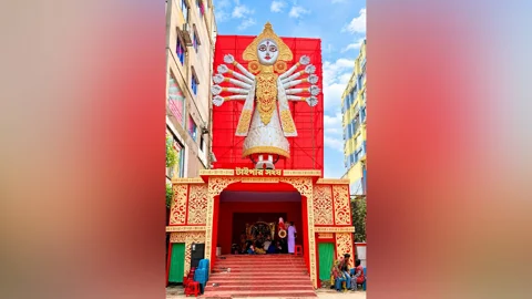 রাজশাহীতে ৪৫ ফুটের দুর্গা প্রতিমায় নজরকাড়া আয়োজন