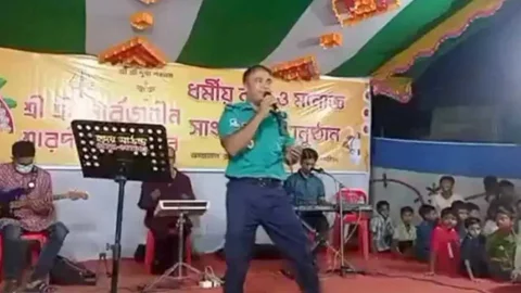পুলিশের পোশাকে পূজামণ্ডপে গান, এএসআই প্রত্যাহার