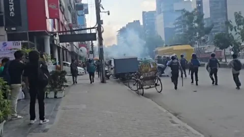 উত্তরায় মহাসড়ক অবরোধ করে শ্রমিকদের বিক্ষোভ, পুলিশের টিয়ারশেল নিক্ষেপ
